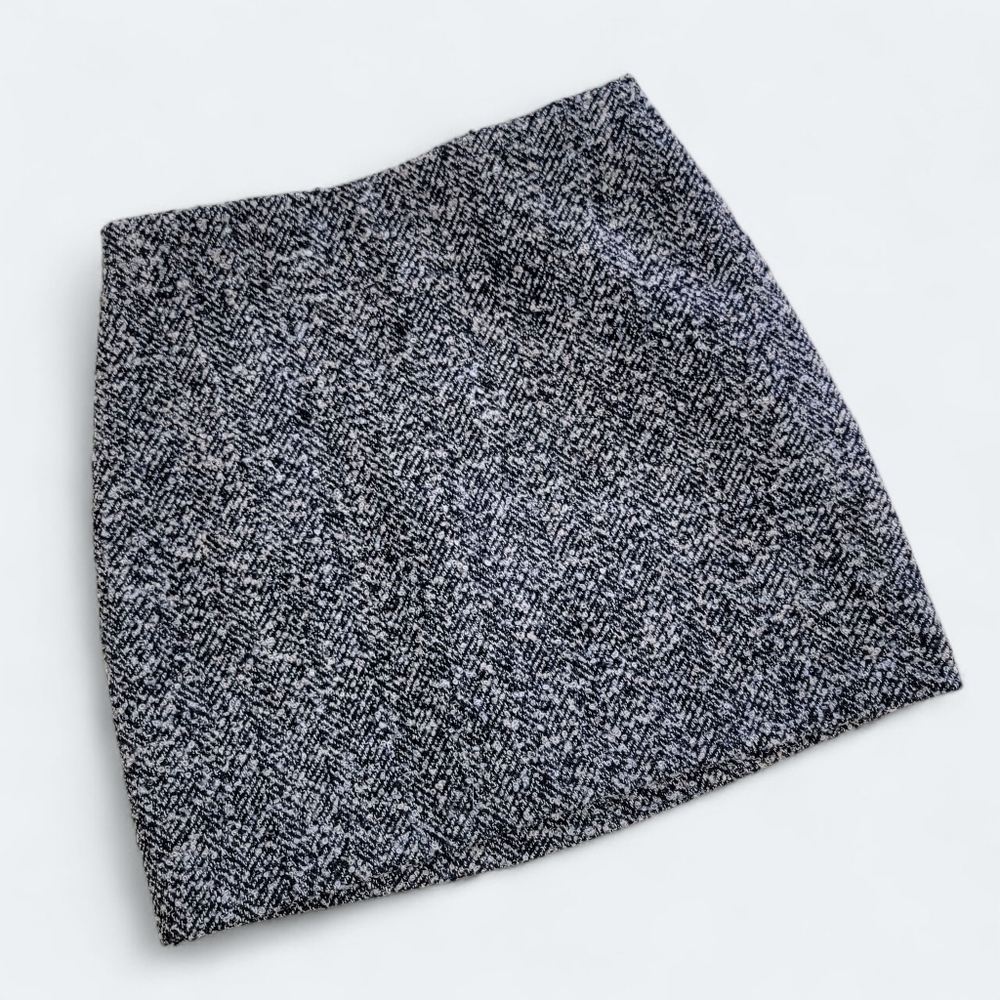 H&M Classic Black and White Tweed Mini Skirt Size 2 Straight Pencil Textured